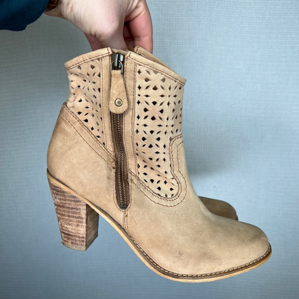Rebel Tan Leather Laser Cut Perforated Ankle Booties Womens Size 10 Boho Western